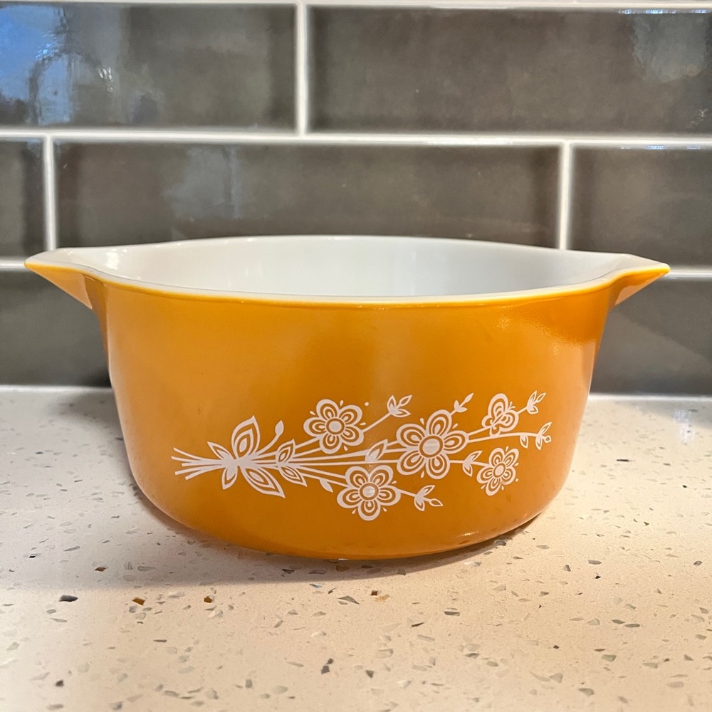 Vintage Pyrex Large Butterfly Gold Casserole Dish, no lid - EUC!! Super Glossy!